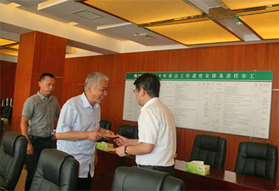 S36沙龙会控股党委慰问难题党员活动